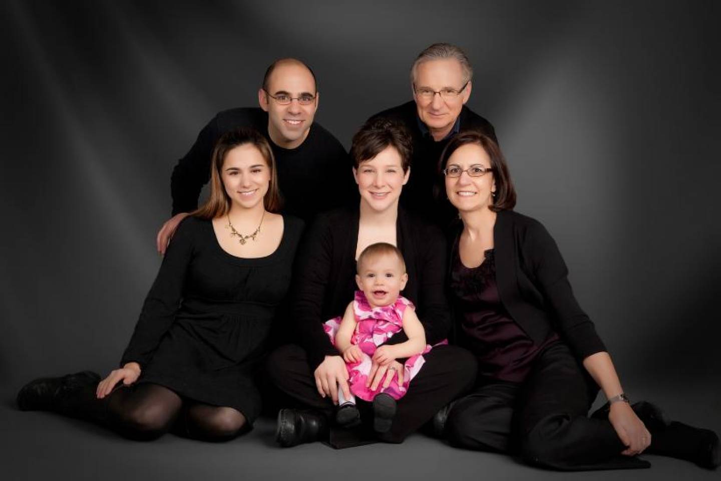 семейное фото на черном фоне